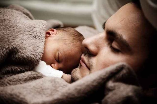 Le congé paternité fait l’objet d’un allongement de 14 à 28 jours